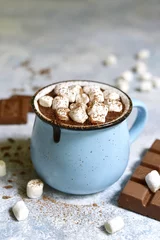 Fotobehang Chocolade Zelfgemaakte warme chocolademelk met mini-marshmallow in een mok van blauw email.Rustieke stijl.