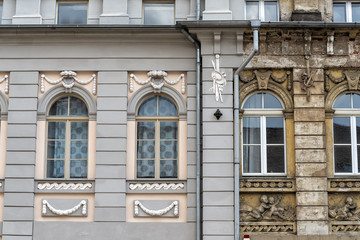 Fassade mit saniertem und unsaniertem Teil