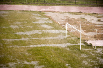 Yağmur ve dolu yağarken, futbol sahası, atletizm pisti,