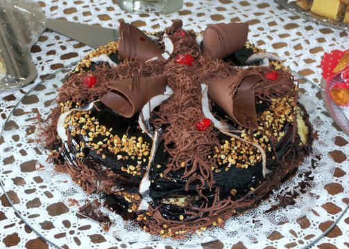 Torta de chocolate, bolo confeitado com chocolate derretido ou em p&oacute;. 