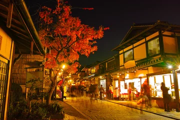 Schilderijen op glas Nachtzicht op de winkelstraat Ninenzaka-dori in Higashiyama, Kyoto, herfstbladeren seizoen © 7maru