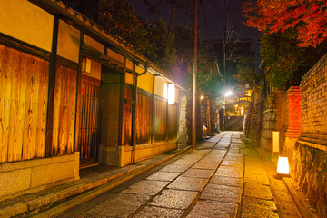 京都東山、秋の石塀小路の夜景

