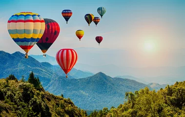 Poster Im Rahmen Schöne Aussicht auf den Berg mit Heißluftballons am Morgen in Thailand. © applezoomzoom