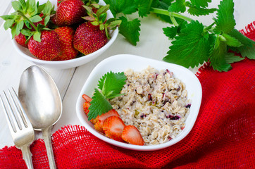 Porridge from oat flakes, strawberries, mint