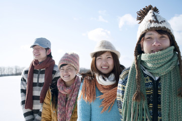 雪原で微笑む若者たち