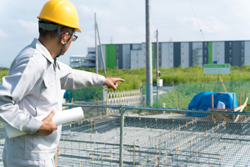 指差し・ビジネスマン・住宅基礎工事