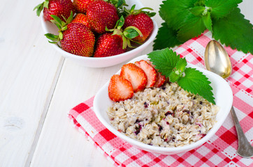 Porridge from oat flakes, strawberries, mint