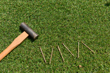 芝の上の工具(カナヅチ、釘)