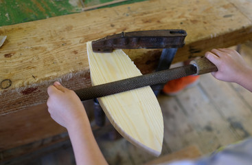 Ein Junge bastelt ein Schiff