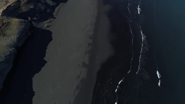 Plage de sable noir en Islande vue par drone