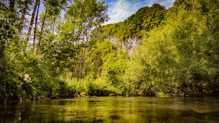 au bord de la rivière
