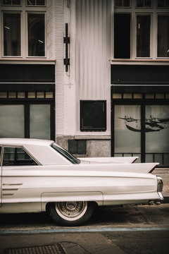 Voiture vintage et fa&ccedil;ade d'immeuble