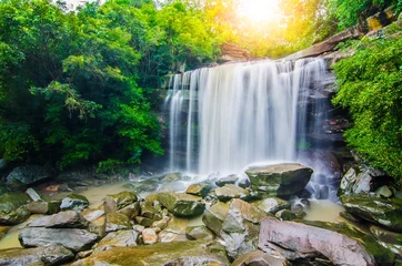 Foto op Plexiglas Tung Na Muang-waterval, de prachtige waterval in diep bos tijdens het regenseizoen in Tung Na Muang Park, provincie Ubon Ratchathani, Thailand. © chingyunsong