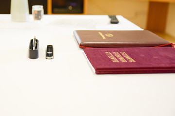 Tisch mit zwei buechern