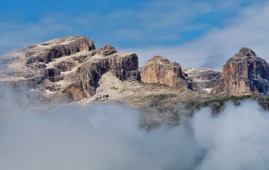 Felsgipfel der Sellagruppe über den Wolken
