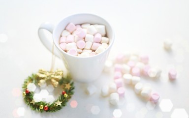 Fototapeta na wymiar Marshmallow in white cup soft focus closeup background. Concept of Christmas Holiday