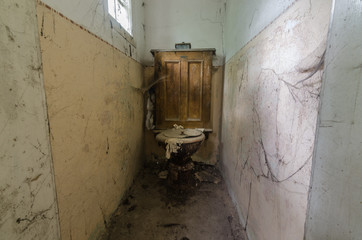 altes wc aus holz