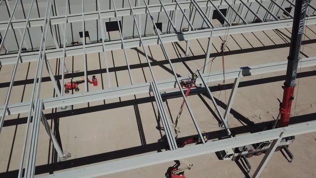 a&eacute;reo, cubierta,tejado en construcci&oacute;n , nave industrial g&uacute;a y operarios