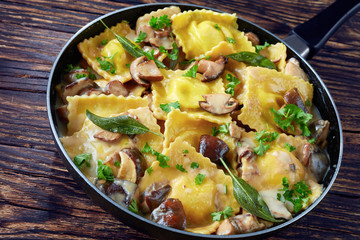 ravioli in creamy garlic mushrooms sauce