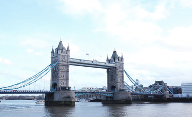Fototapeta na wymiar Tower bridge in london on cloudy day