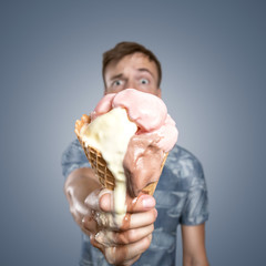 Mann mit schmelzender Eistüte in der Hand