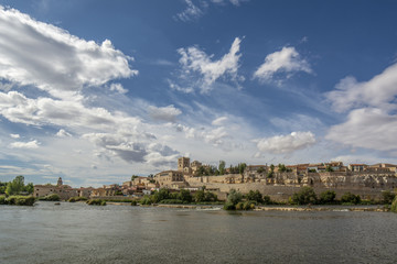 Fototapeta na wymiar Vista de Zamora desde el Rio Duero 