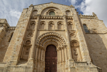 Fototapeta na wymiar Puerta del Obispo de la Catedral de Zamora en España por vía de la Plata camino a Santiago