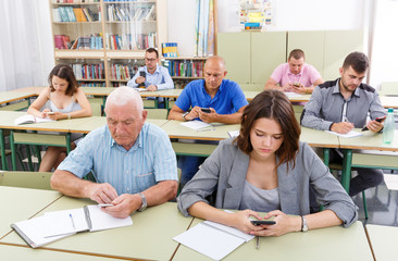 Students use smartphone during business course