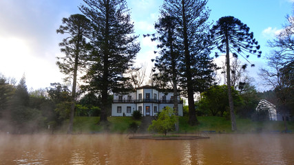 Fototapeta premium Heisser Badesee im Parque Terra Nostra in Furnas, Sao Miguel, Azoren