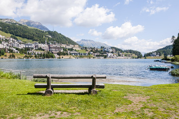 Obraz premium St. Moritz, St. Moritzersee, See, Seeufer, Uferweg, Oberengadin, Engadin, Alpen, Wassersport, Malojawind, Wanderweg, Graubünden, Sommer, Schweiz