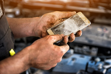 Trouble in the car service worker - broke the smartphone.