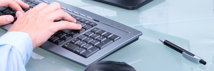 businessmann sitzt am pc