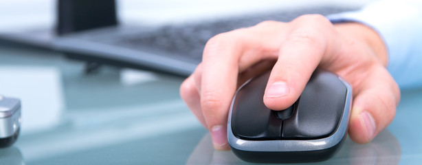 hand an der computermaus