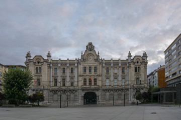 Fototapeta na wymiar Plaza y Ayuntamiento de Santander al amanecer 