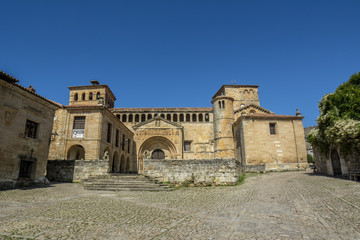 Fototapeta premium Colegiata de Santa Juliana, estilo románico en el pueblo turístico de Santillana del Mar, provincia de Santander, Cantabria, España