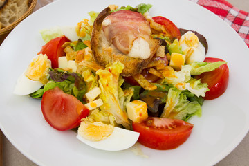 salade composée et chèvre lardé