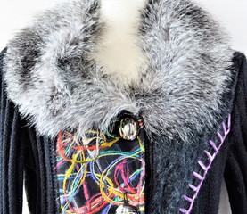 Detail - Ausschnitt - Schwarzer Strickmantel - Folklore - Ethno 