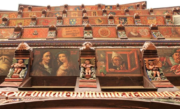 Blick hinauf zu den Malereien und Schnitzreien an Kragen und Windbrettern des Hildesheimer Knochenhaueramtshauses