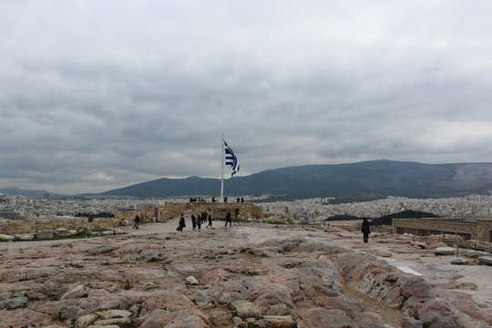 Bandera Griega flameando en el Parten&oacute;n 