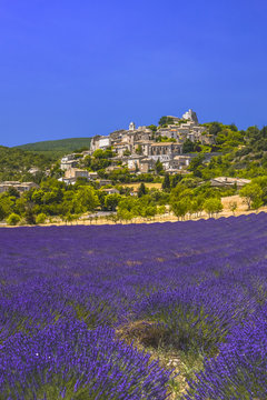 village on a hill with lavender field on its feet, village Simiane-la-Rontonde, Provence, France, department Alpes-de-Haute-Provence © Jürgen Feuerer
