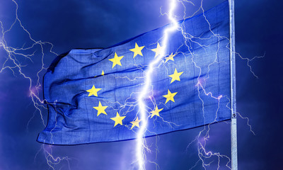 Europäische Flagge im Gewitter