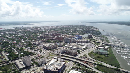 Obraz premium Aerial view of downtown Charleston cityscape.