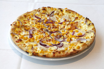 Pizza mit Röstzwiebeln, Lauch, Gurken, Käse und Fleisch