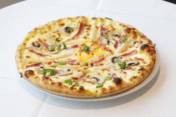 Pizza mit Zwiebeln, Käse und Mais,