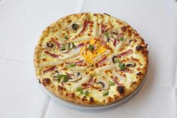 Pizza mit Ei, Lauch, Champingnons, Spargel und Käse