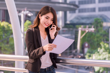 Fototapeta premium Business women are talking to business people over the phone.