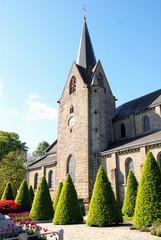 Fototapeta na wymiar Ville de Condé-sur-Noireau, église Saint-Martin et jardins fleuris, département du Calvados, Normandie, France