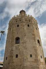 Fototapeta na wymiar torre del oro in seville with a blue sky and a few clouds