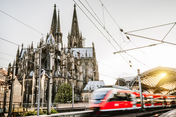 Regionalzug verlässt den Kölner Bahnhof 