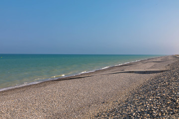 Kiesstrand an der Atlantikküste, Textfreiraum